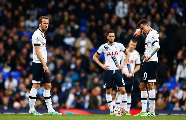 皇马四名首发后卫无人踢完全场，两人染红一人伤退一人被换下（皇马首发后卫无一踢满：两人被罚下、一人伤退、一人被换）