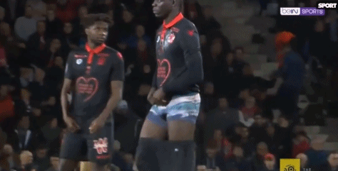 曼城对阵水晶宫，争夺英超争四及争冠席位，双方势均力敌，比赛充满看点。（曼城VS水晶宫：英超争冠／争四焦点对决，双方旗鼓相当，看点十足）