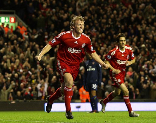 凯恩闪电帽子戏法，拜仁5-0横扫斯图加特，重回巅峰！（凯恩上演闪击帽子戏法，拜仁5-0大胜斯图加特，王者归来）