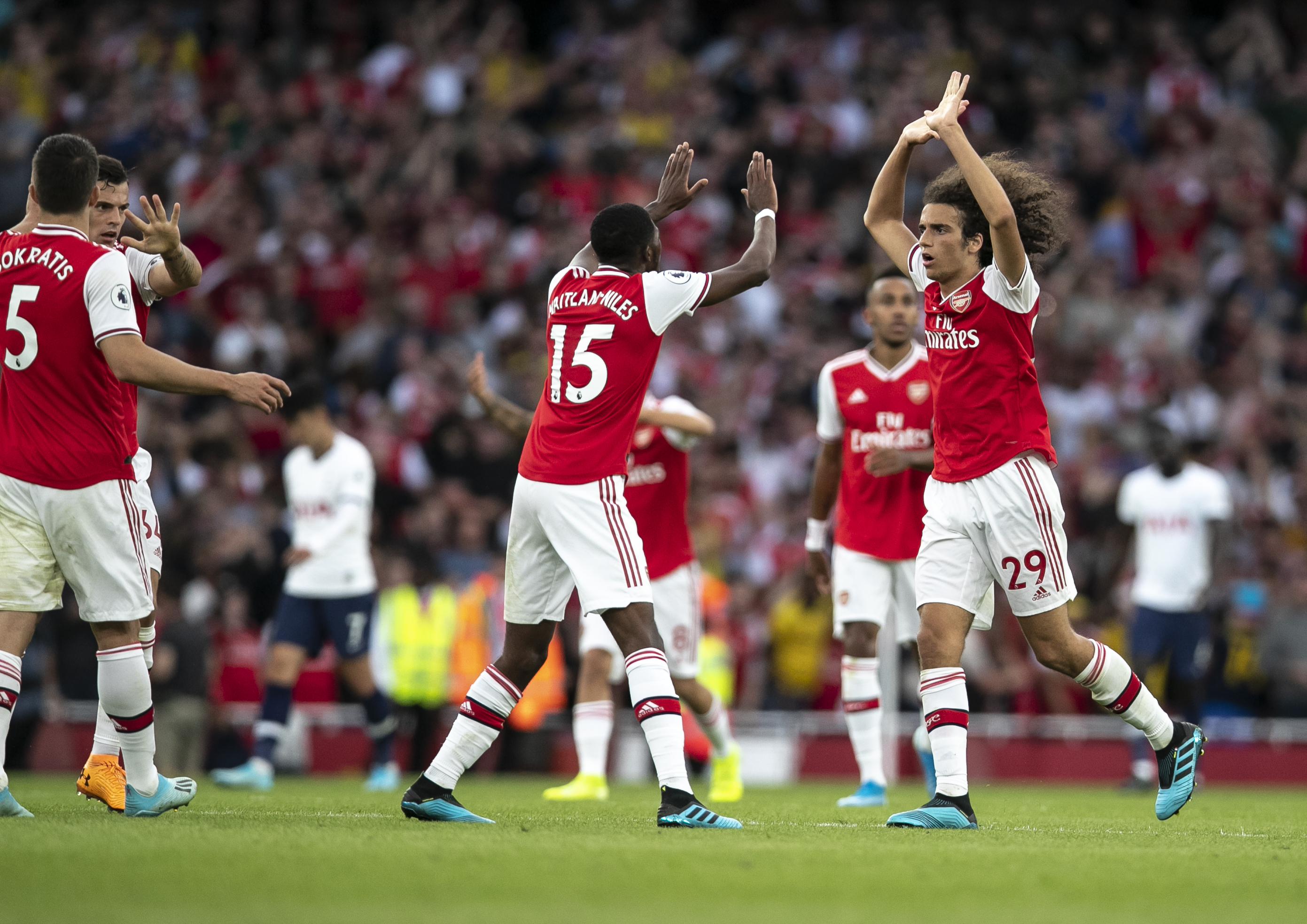 亚冠焦点：柔佛新山VS上海海港，生死战前双方态势剖析（亚冠重磅对决：柔佛新山对阵上海海港，生死关头赛前形势解读）