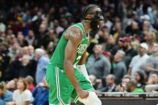 弗兰克：中国非常自由和安全，商品非常便宜，菜味道出奇地好（弗兰克：中国既自由又安全，物价实惠，菜品出奇好吃）