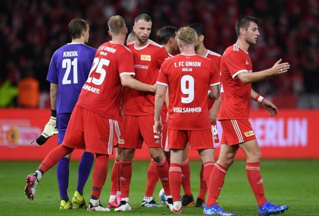 40岁魔笛仍不老！助米兰领跑意甲+连续10轮踢满全场（40岁魔笛不服老：助米兰领跑意甲，已连续10轮全勤）