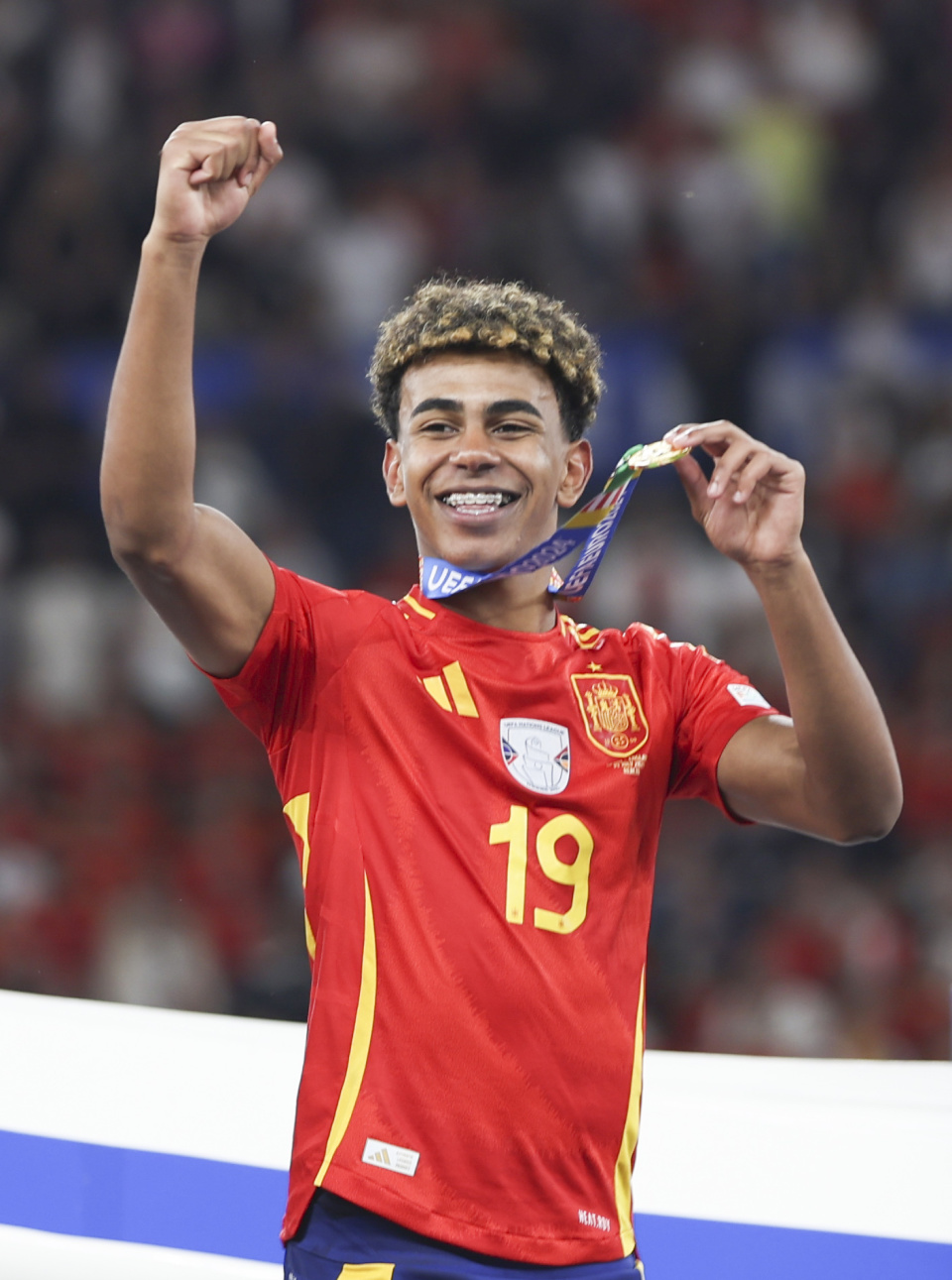 咪咕前方！@胡金秋21 手持冠军鼎登场，@浙江广厦篮球俱乐部 新赛季出征仪式（直击@浙江广厦篮球俱乐部新赛季出征仪式：@胡金秋21 手捧冠军鼎亮相）