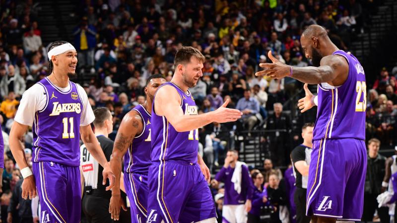 阿图什杯球员进球后跑上看台给母亲献花，后两黄变一红被罚下（阿图什杯球员破门后上看台为母献花，随后两黄变红被罚出场）