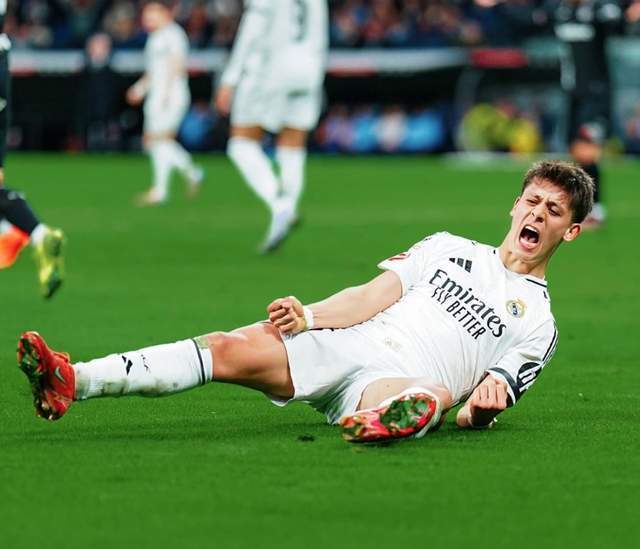 TA：阿莫林会在赛后与球迷合影，并会在其他场合展现出亲和力（TA：阿莫林赛后常与球迷合影，日常亦展露亲和力）